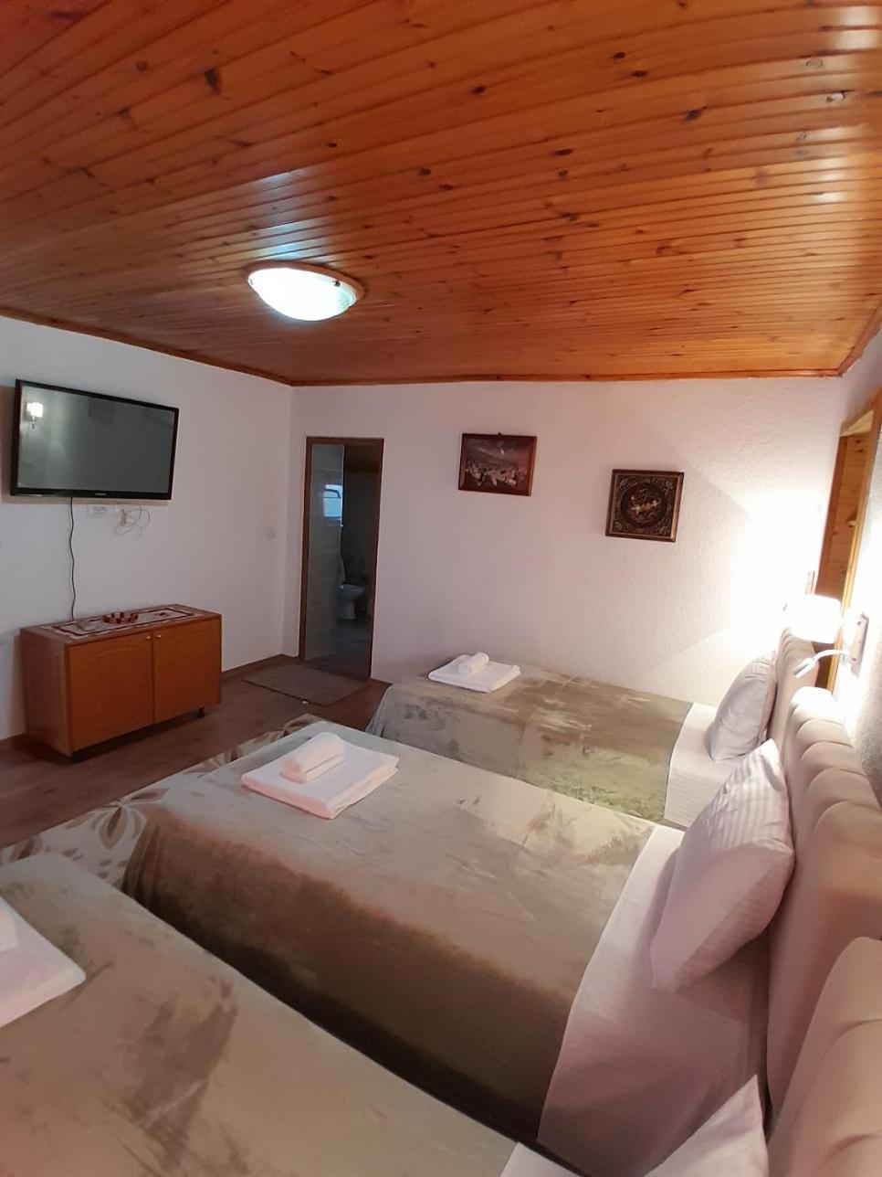 Guest House Ejona Gjirokastër Buitenkant foto